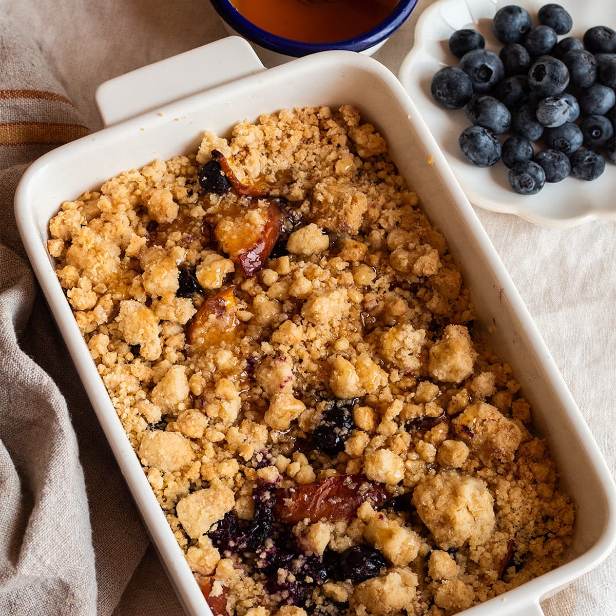 Crumble de melocotón y arándanos en Cecofry