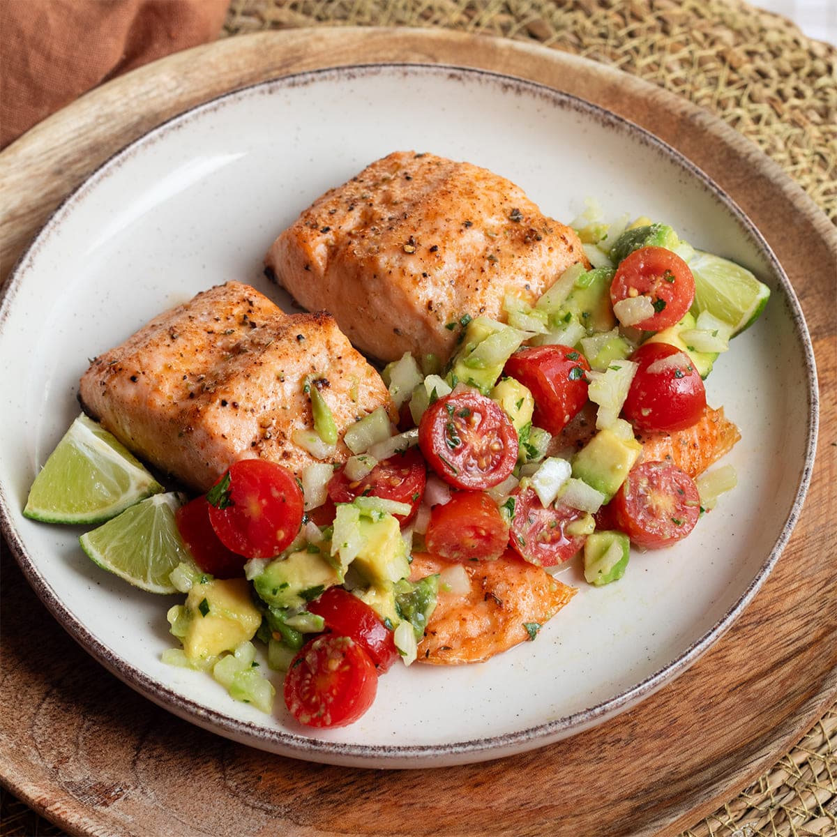 Salmón ahumado con pico de gallo y aguacate en Cecofry