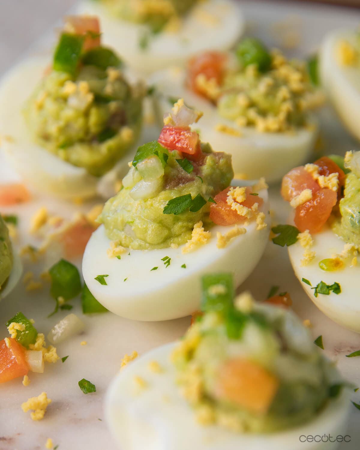 Huevos rellenos de guacamole en Cecofry