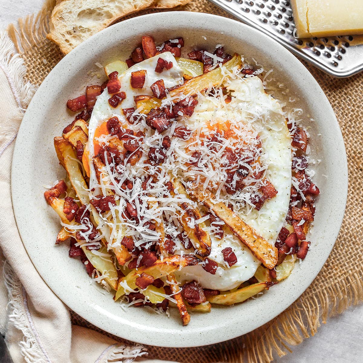 Huevos rotos a la carbonara en Cecofry