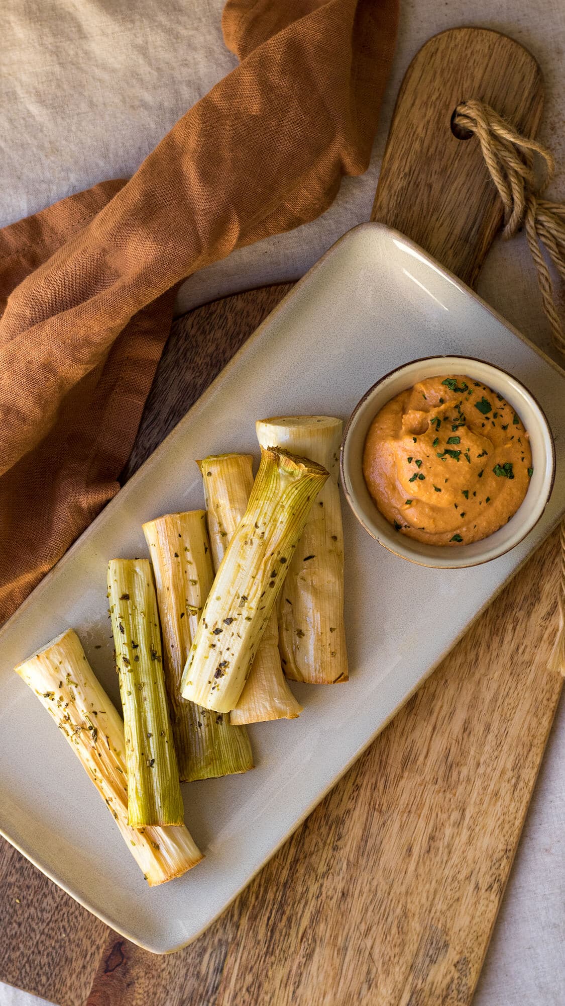 Puerros asados con salsa romesco en Cecofry