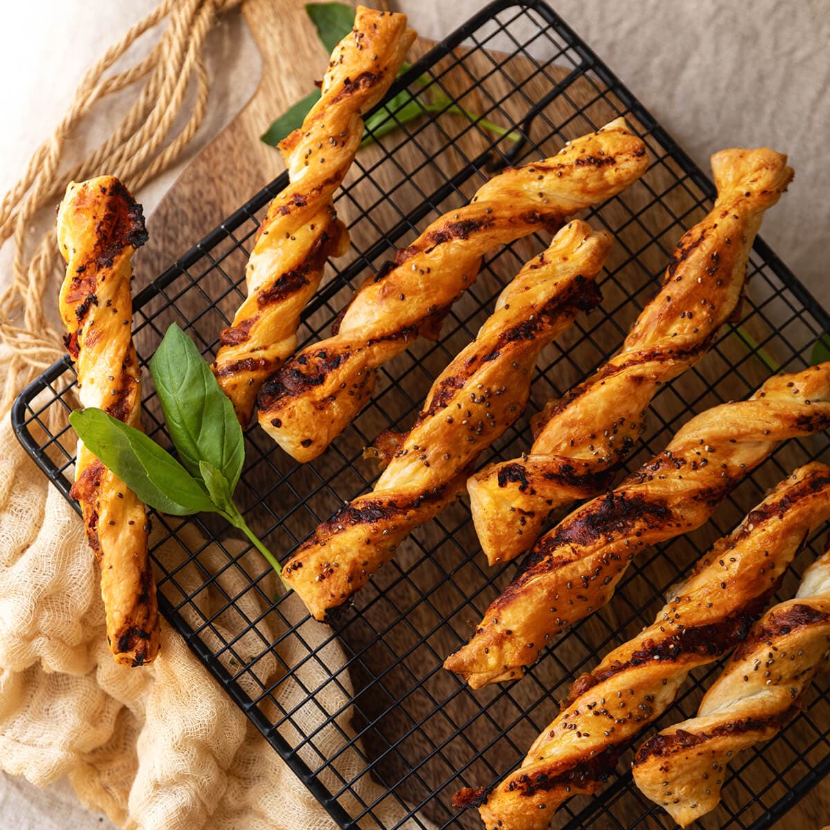 Palitos de hojaldre con pesto rosso en Cecofry